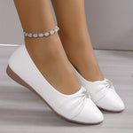 Ballerines blanches à nœud en pointe avec semelle marron, finition lisse