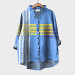 Blouse en lin bleu à encolure V boutonnée, rayures jaunes multicolores.