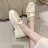 Mocassins blancs à boucle dorée, dessus lisse et semelle épaisse bordée de couture