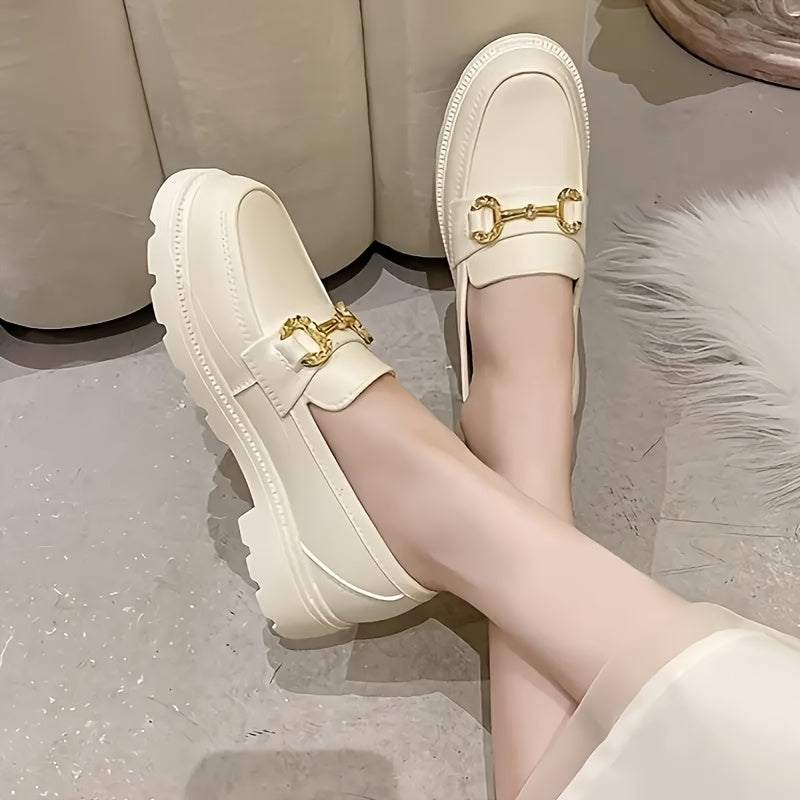 Mocassins blancs à boucle dorée, dessus lisse et semelle épaisse bordée de couture