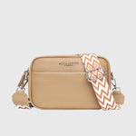 Sac à bandoulière en cuir beige clair, fermeture zippée, bandoulière orange à motif chevrons.