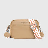 Sac à bandoulière en cuir beige clair, fermeture zippée, bandoulière orange à motif chevrons.