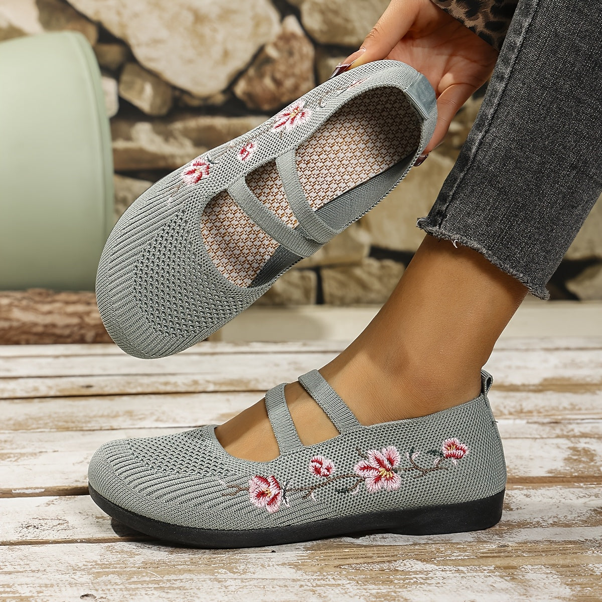 Chaussures plates bleu-gris à brides croisées, motif floral brodé rose/rouge.