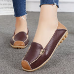 Mocassins bordeaux à boucle métal, surpiqûres et semelle beige