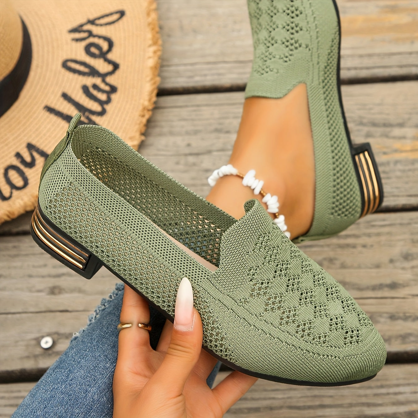 Mocassins ajourés vert olive, talon carré et finitions de semelle rayées.