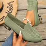 Mocassins ajourés vert olive, talon carré et finitions de semelle rayées.