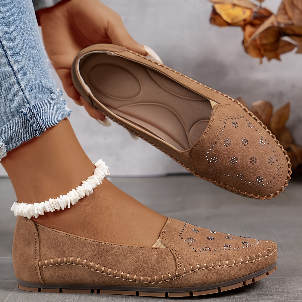 Mocassins camel ajourés avec motif perforé floral et semelle crantée.