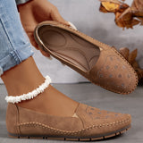 Mocassins camel ajourés avec motif perforé floral et semelle crantée.