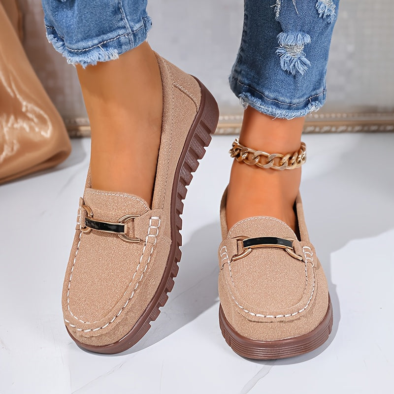 Mocassins beiges à boucle métal, semelle épaisse brune et coutures