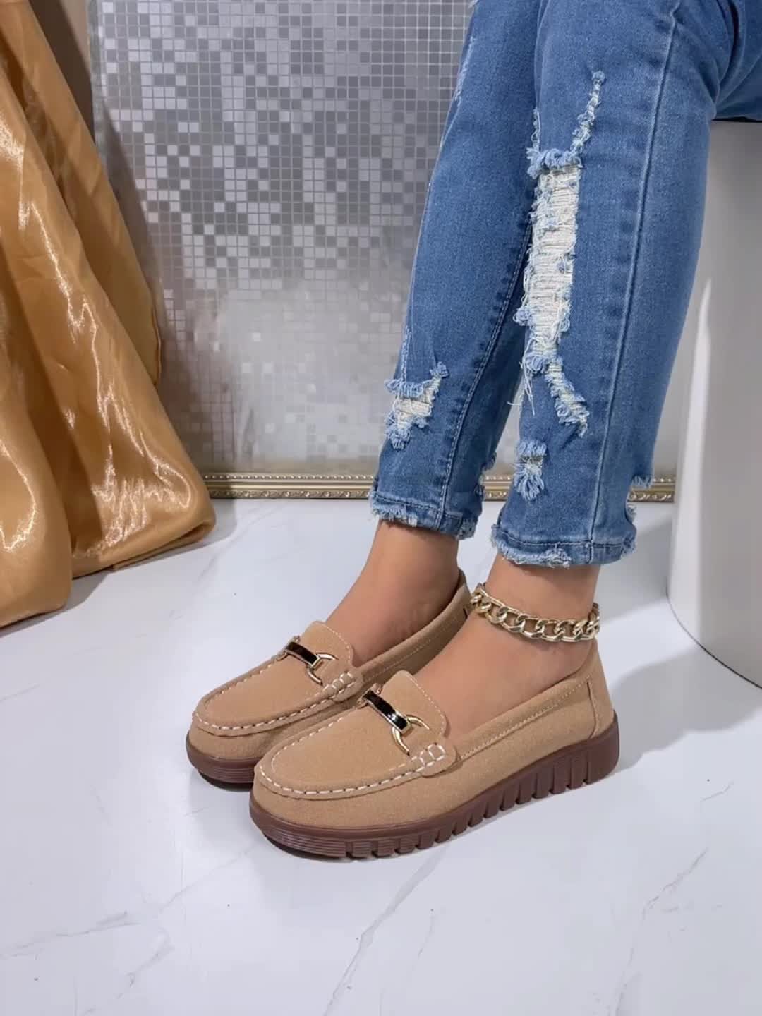Mocassins beiges à boucle métallique et semelle brune