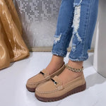 Mocassins beiges à boucle métallique et semelle brune