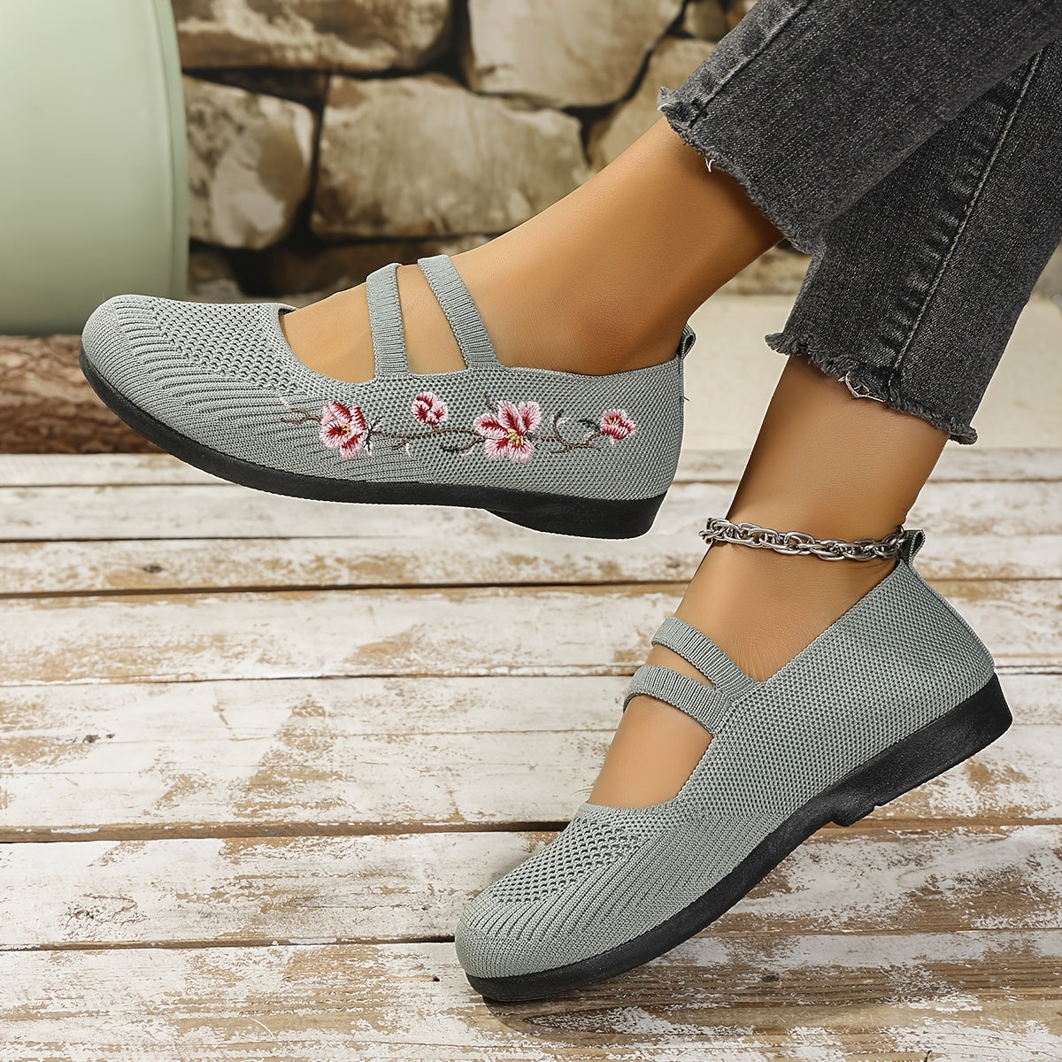 Chaussures plates gris clair à brides croisées, motif floral brodé rose/rouge.