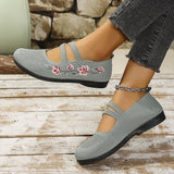 Chaussures plates gris clair à brides croisées, motif floral brodé rose/rouge.