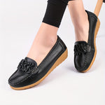 Mocassins noirs en cuir, nœud fleuri sur l’empeigne, semelle beige