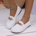 Chaussures plates Léa blanches à semelle souple, bride chaîne dorée