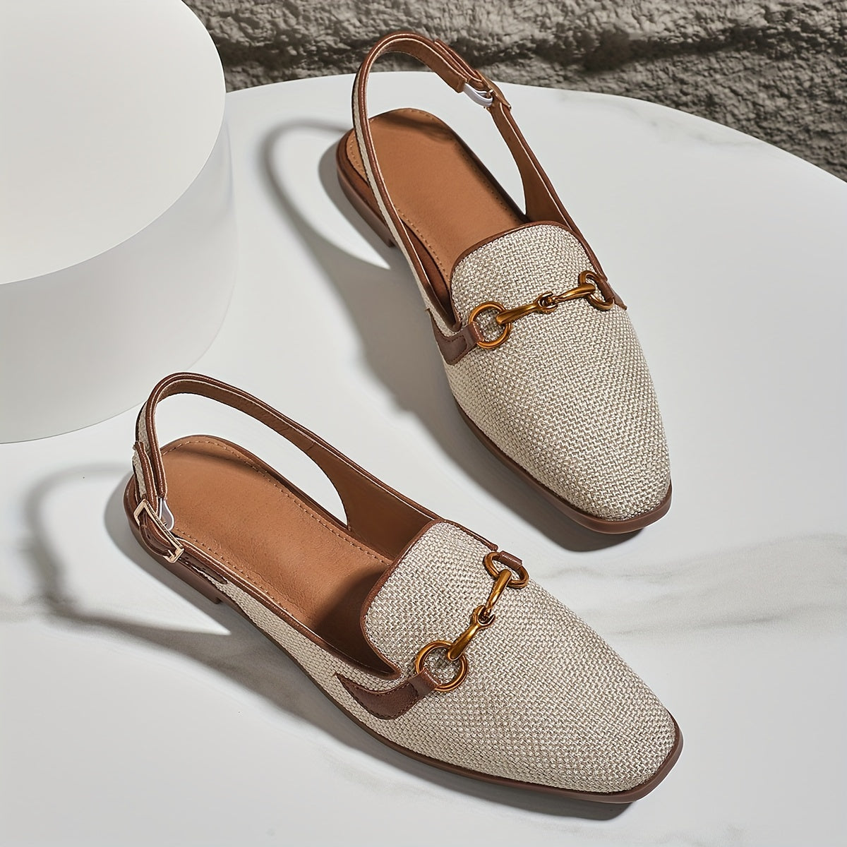 Mocassins Quitterie beige texturé, bride marron foncé à boucle dorée, talon bas