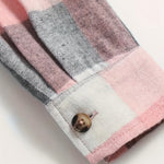 Chemise à carreaux rose et gris, bas de manche avec bouton et surpiqûres.