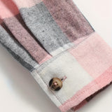 Chemise à carreaux rose et gris, bas de manche avec bouton et surpiqûres.