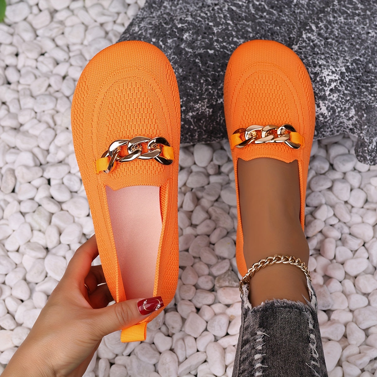 Chaussures plates Léa orange à semelle souple, bride chaîne dorée