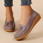 Mocassins souples mauve avec empiècement floral, coutures contrastées, semelle crantée