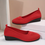 Mocassins souples rouges à motif floral ajouré, talon compensé noir