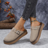 Mocassins beiges à boucle rectangulaire, bride sur l’empeigne, semelle brune.