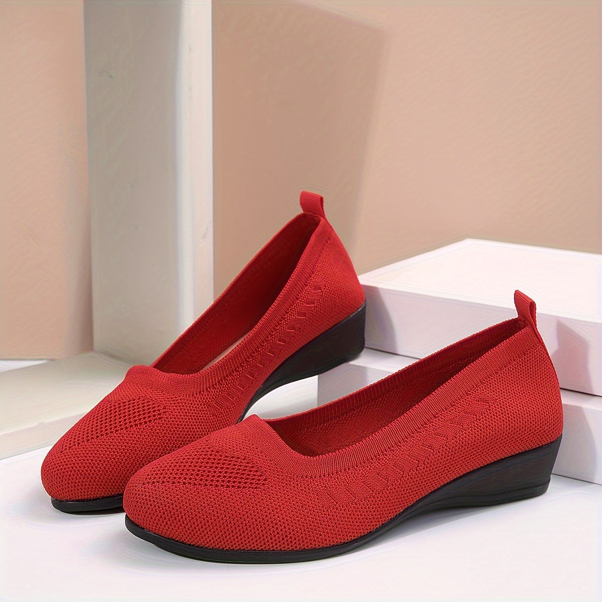 Mocassins souples rouges à motif floral ajouré et talon compensé noir