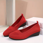 Mocassins souples rouges à motif floral ajouré et talon compensé noir