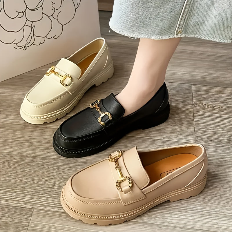 Mocassins beige et noir à boucle dorée, semelle épaisse et patte avant décorée