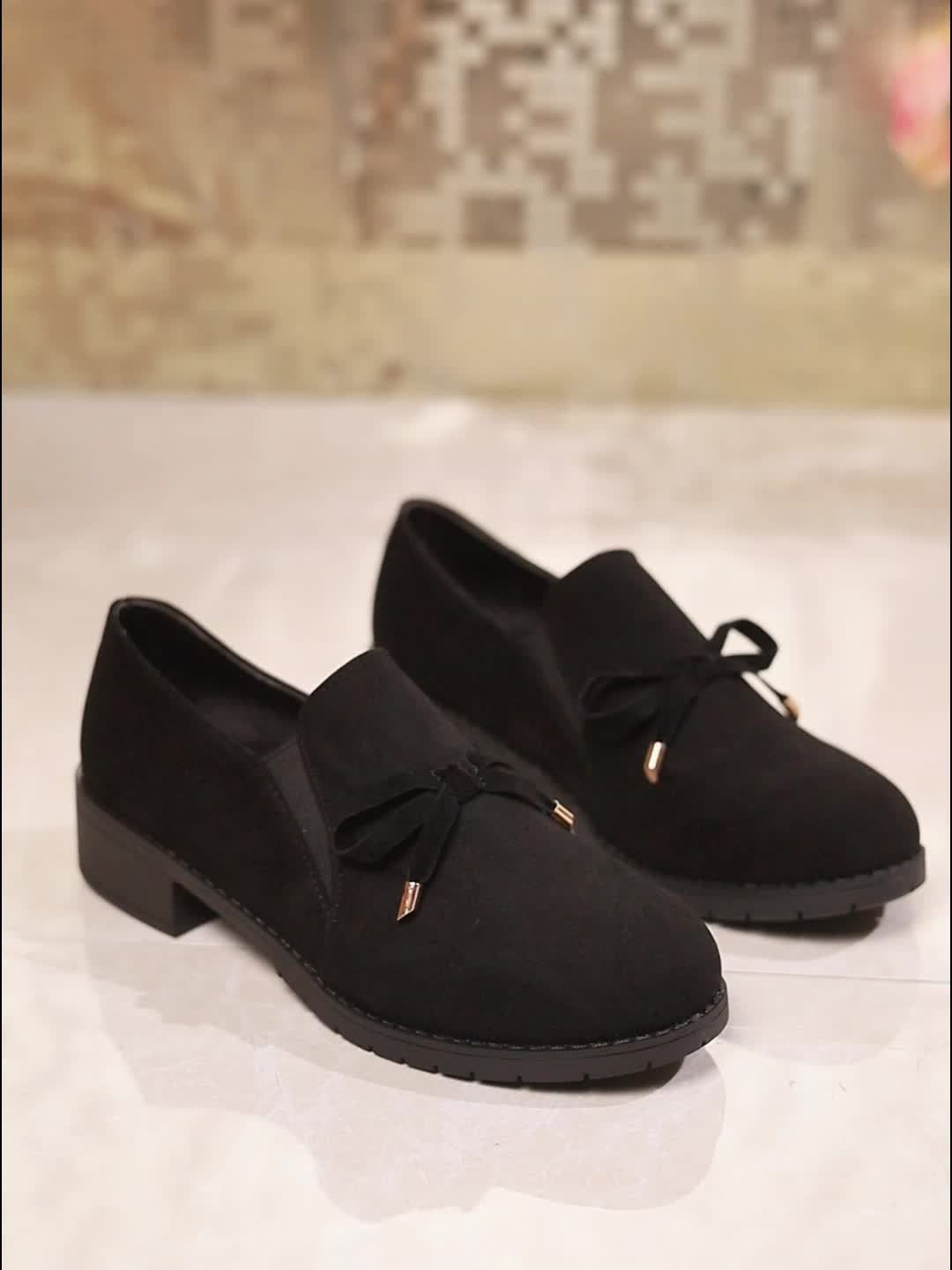 Mocassins à semelle souple noirs, daim, nœud noir sur l’empeigne, talon bloc