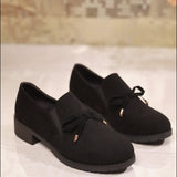 Mocassins à semelle souple noirs, daim, nœud noir sur l’empeigne, talon bloc