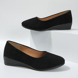 Ballerines compensées noires en daim, bout arrondi, semelle et talon compensé.