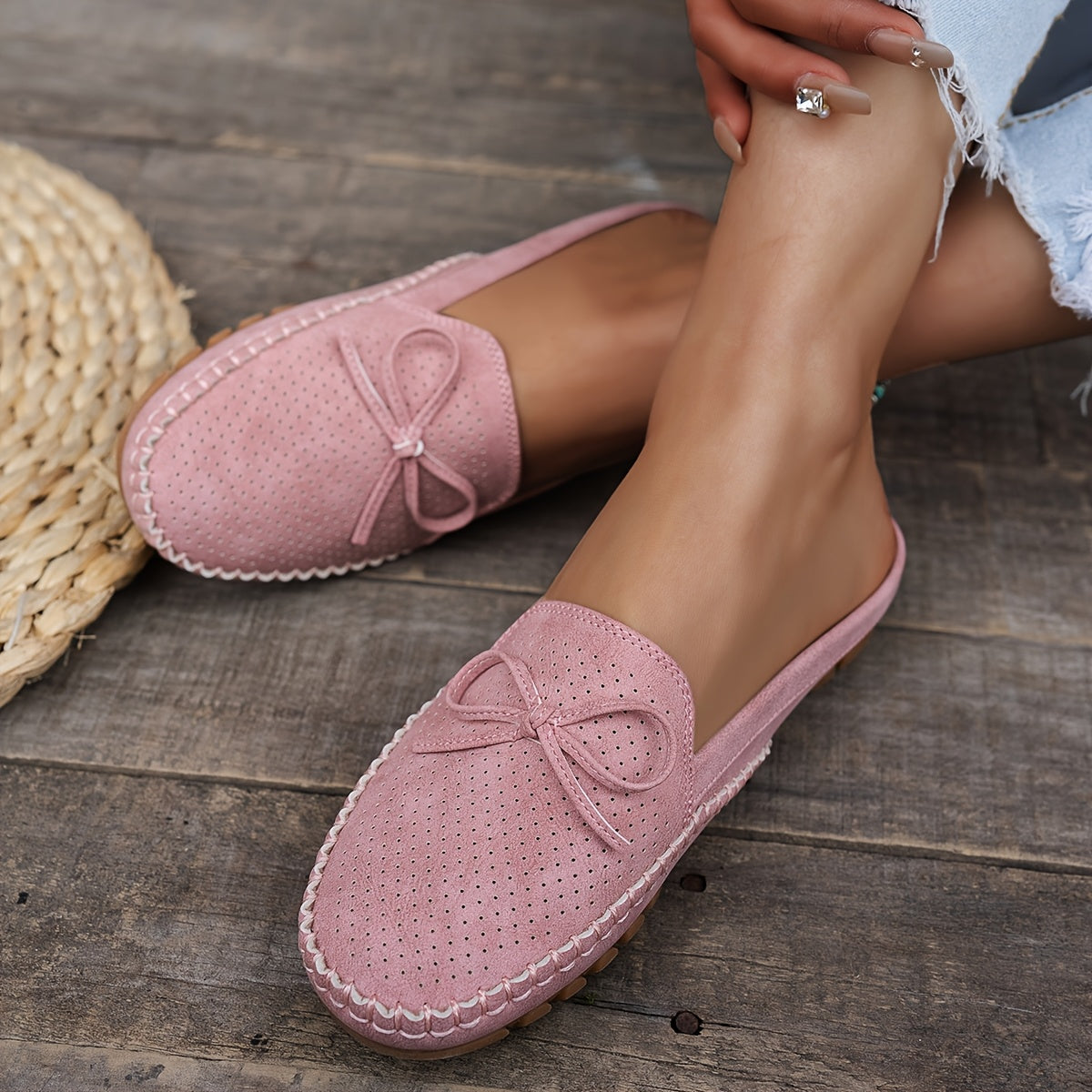 Sabots mocassin en daim rose poudré, nœud sur le dessus et bordure cousue.
