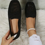 Chaussures plates en maille noire, avec bracelet perles et chaussette blanche