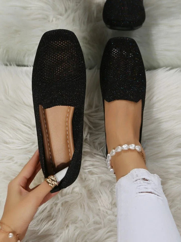 Chaussures plates en maille noire, avec bracelet perles et chaussette blanche