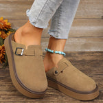 Mocassins en suède beige à boucle ronde, profil et empeigne visibles