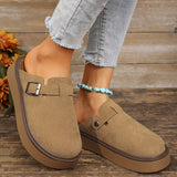 Mocassins en suède beige à boucle ronde, profil et empeigne visibles