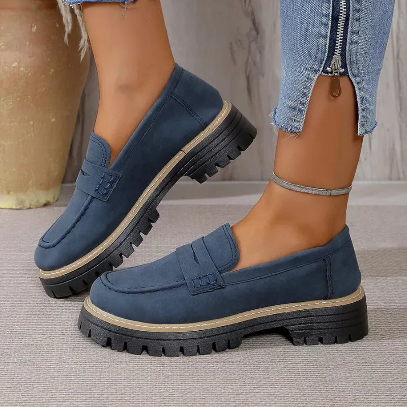 Mocassins bleu marine à semelle crantée, dessus suédine et bride à patte