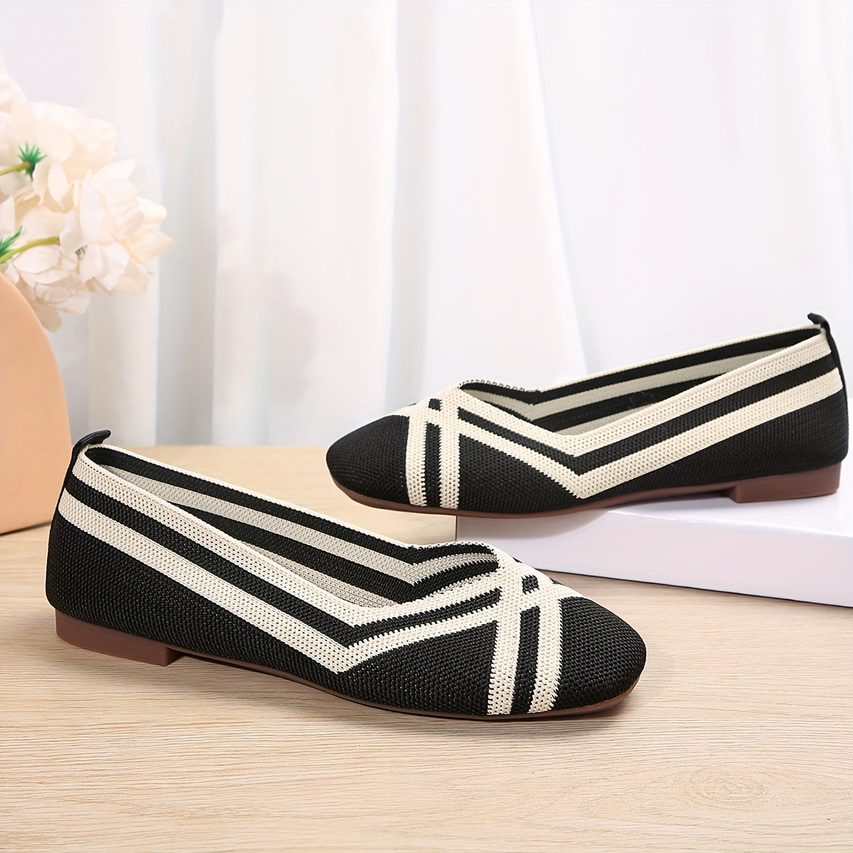 Ballerines souples respirantes noires à rayures blanches en V sur dessus