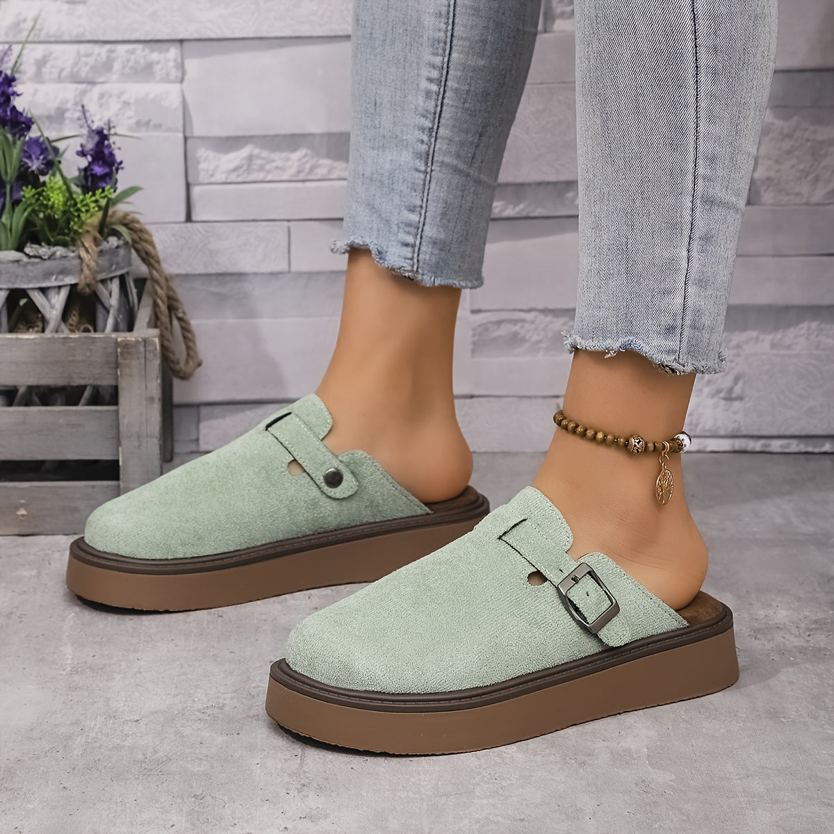 Mocassins vert clair à boucle rectangulaire, semelle brun, vue de face.