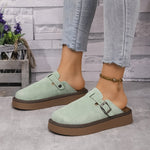 Mocassins vert clair à boucle rectangulaire, semelle brun, vue de face.