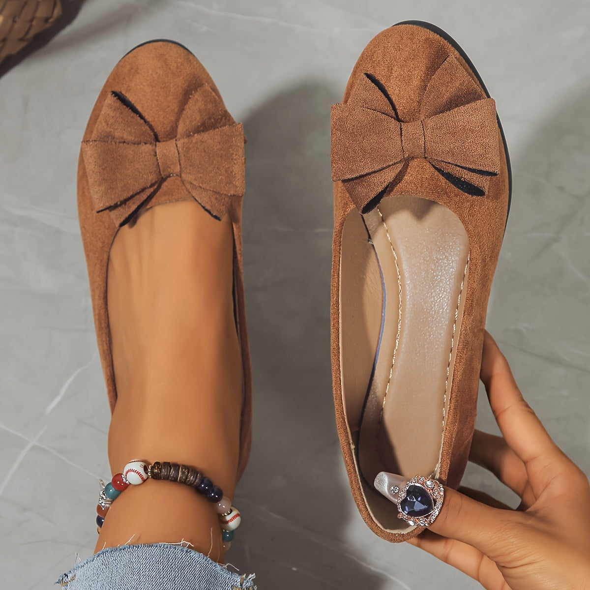 Ballerines en suède marron à bout fermé avec nœud sur le dessus