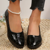 Mocassins vernis noirs à bout rond, dessus texturé façon croco, semelle épaisse