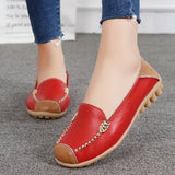 Mocassins rouge à boucle métal, surpiqûres et semelle beige