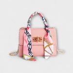Sac à main rose avec foulard imprimé, rabat, fermoir rectangulaire, chaîne dorée.