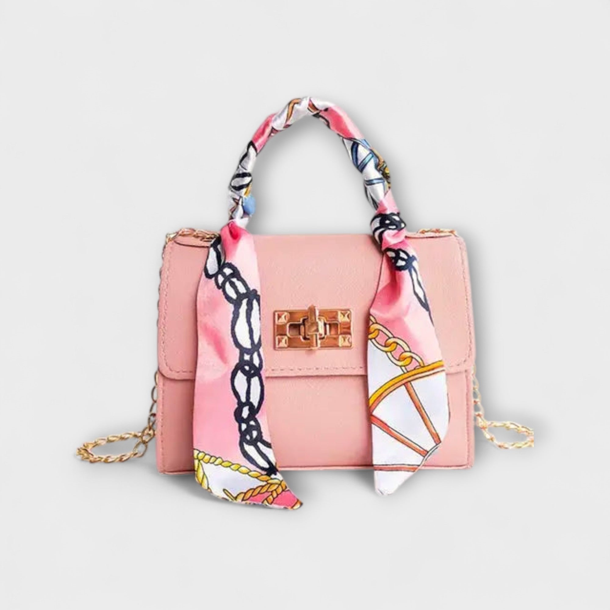 Sac à main rose avec foulard imprimé, rabat, fermoir rectangulaire, chaîne dorée.