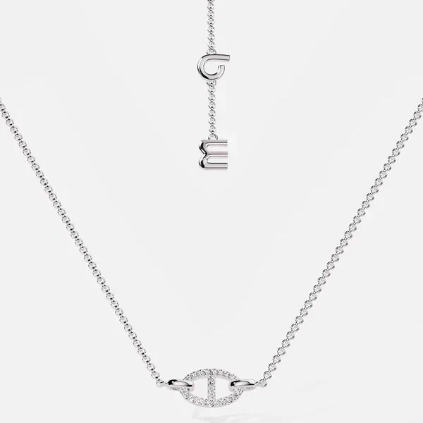 Collier argenté avec breloques en lettres stylisées et pendentif serti de pierres