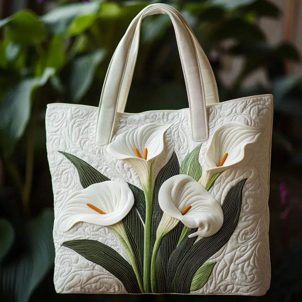 Sac matelassé blanc à arums blancs et feuilles vertes, anses en tissu.