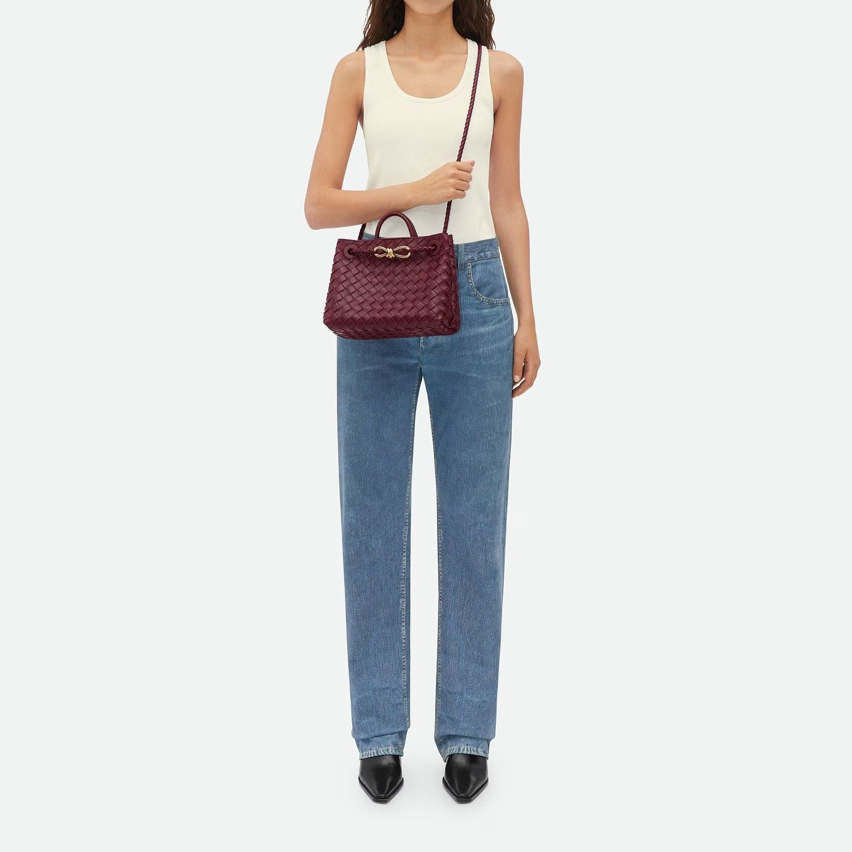 Sac cabas bordeaux en tressage porté à la main, fermoir doré