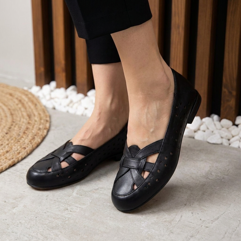 Ballerines noires à talon bas, bride croisée et perforations